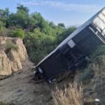 Vuelca tracto camión cargado de cebolla; atiende GE