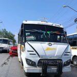Choque entre auto y micro deja daños materiales