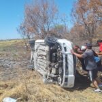 Volcadura en el viaducto deja daños materiales