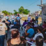 Eduardo López Arias dialoga con vecinos de Praderas